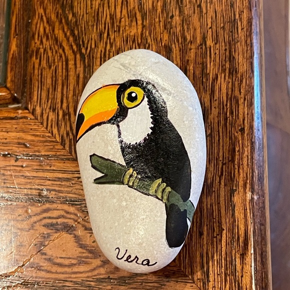 Hand crafted painted toucan bird rock natural white background black yellow - Picture 5 of 8